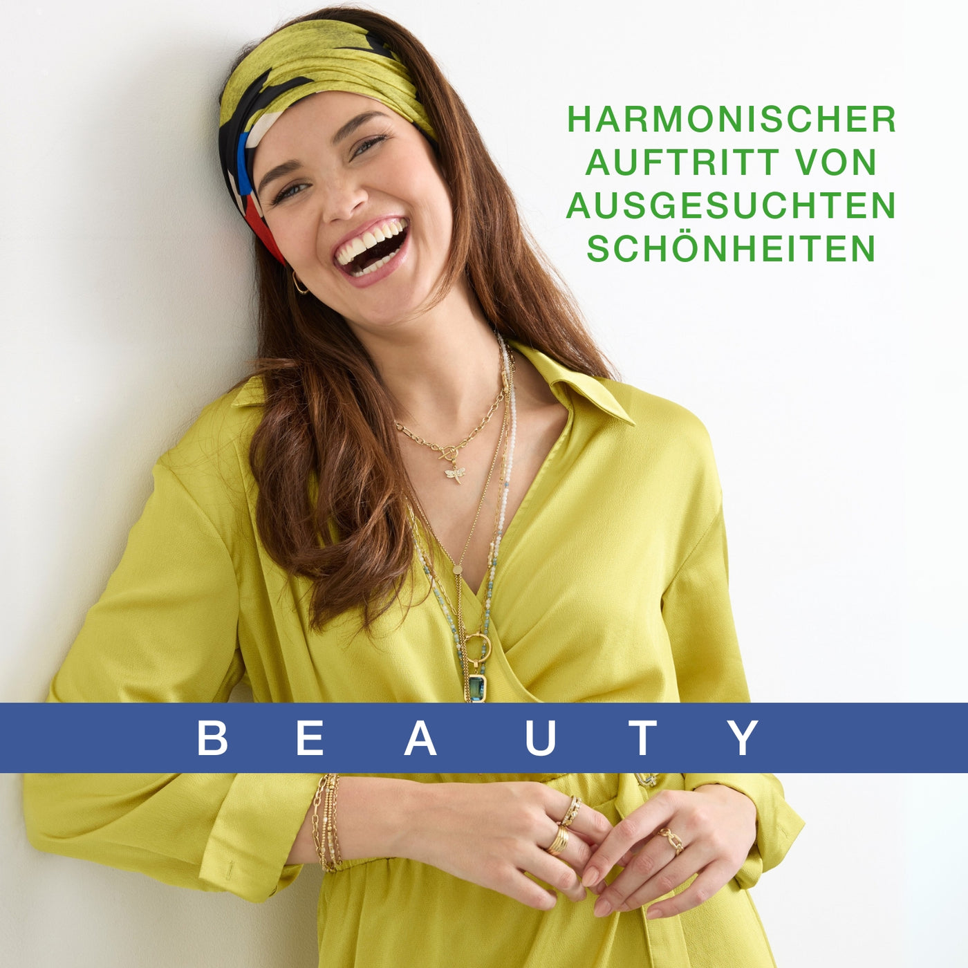 Frau in limettengrüner Wickelbluse mit goldfarbenem Schmuck und buntem Haarband – Text: „Harmonischer Auftritt von ausgesuchten Schönheiten“, darunter blauer Balken mit Schriftzug „BEAUTY“.