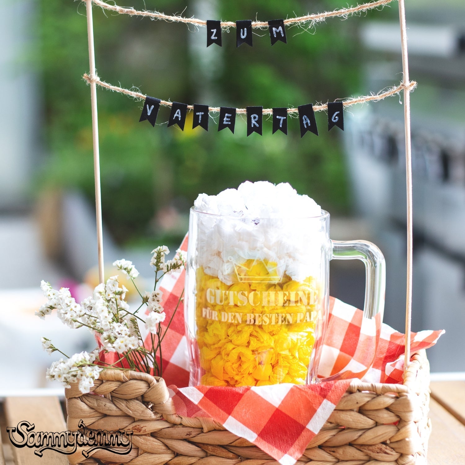 Geschenkidee zum Vatertag mit graviertem Bierglas und Schleifchen-Deko.