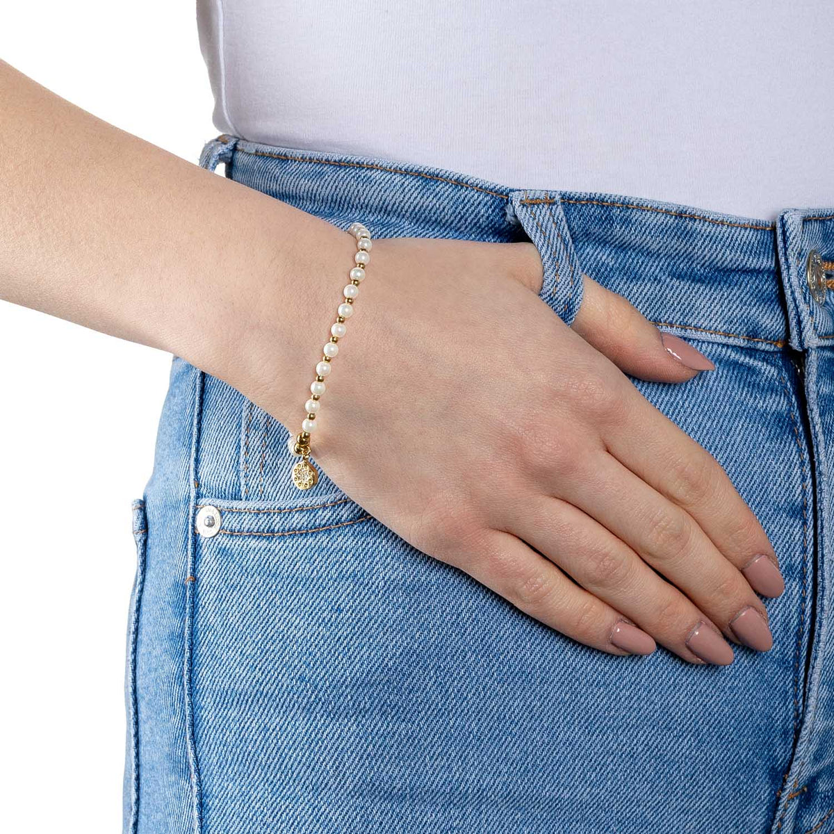 Armband PELENA gold CIAO an Frauenhand getragen, blaue Jeans