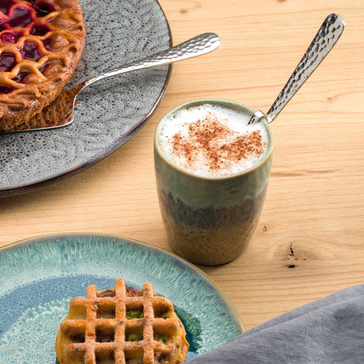 Tortenplatte MATERA mit Waffel, Getränk und Kuchen auf Holztisch