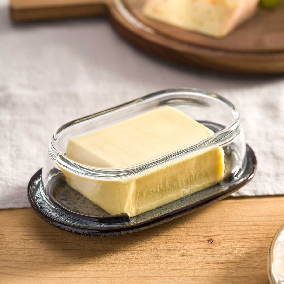 Butterdose MATERA anthrazit mit Butter auf Holzuntergrund und Glas-Deckel