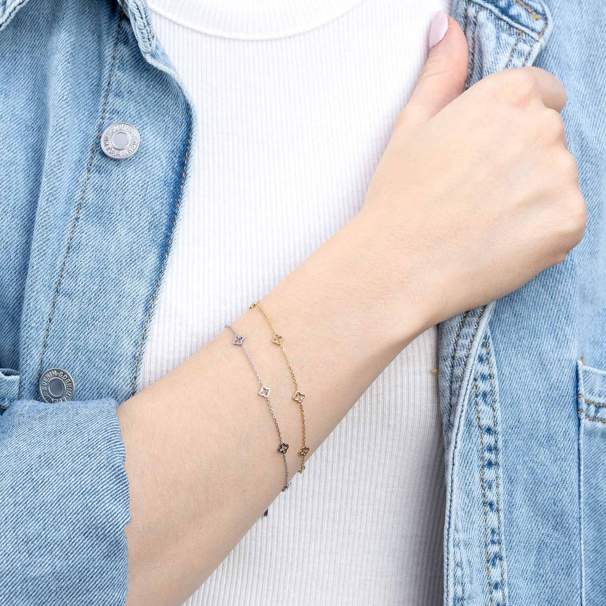 Armband JANNA CIAO silber an Frauenhand, Jeanshemd, weißes Shirt