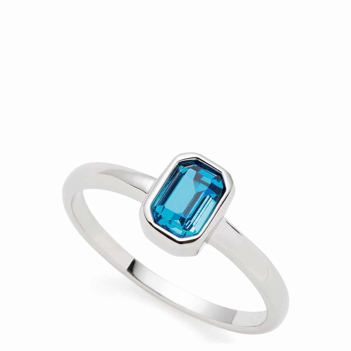 Ring SOPHIA 17 CIAO mit blauem Glasstein auf weißem Untergrund
