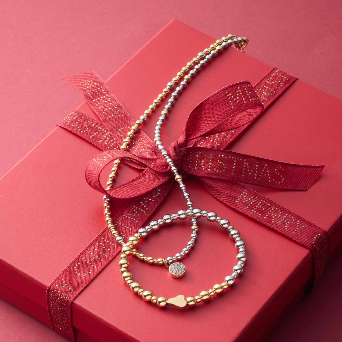 Halskette ODELLE auf rosa Geschenkbox mit rotem Samtband