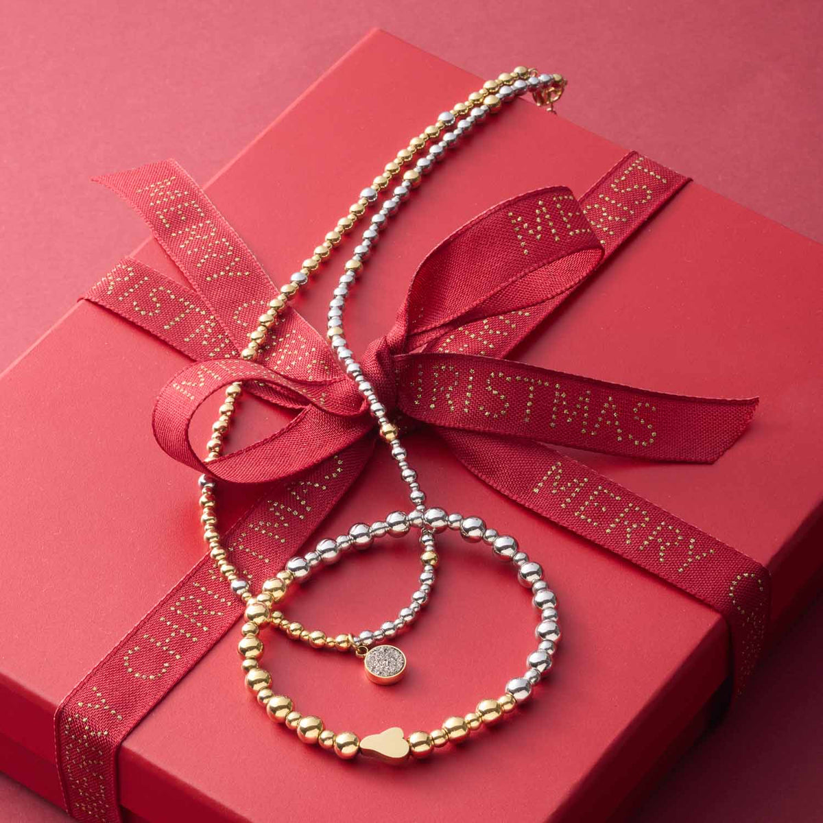 Armband PHILINE gold auf roter Geschenkbox mit Schleife