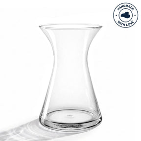 Vase GIA aus klarem Glas mit geschwungener Form auf weißem Untergrund