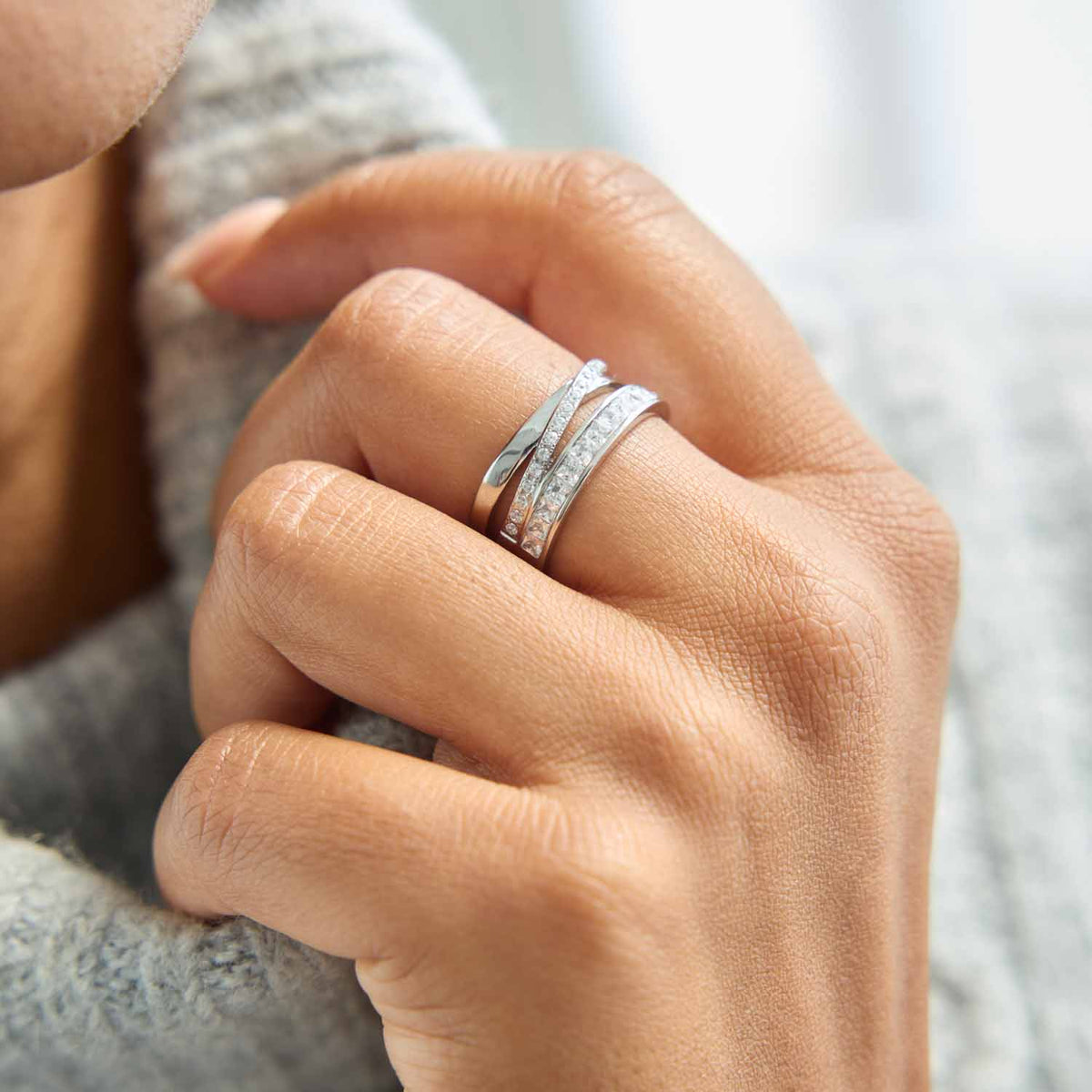 Ring SARAH 18 silber an Frauenhand, getragen