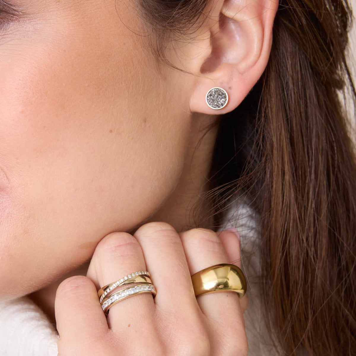 Ring SARAH 21 gold an Frauenhand getragen, mit Ohrstecker