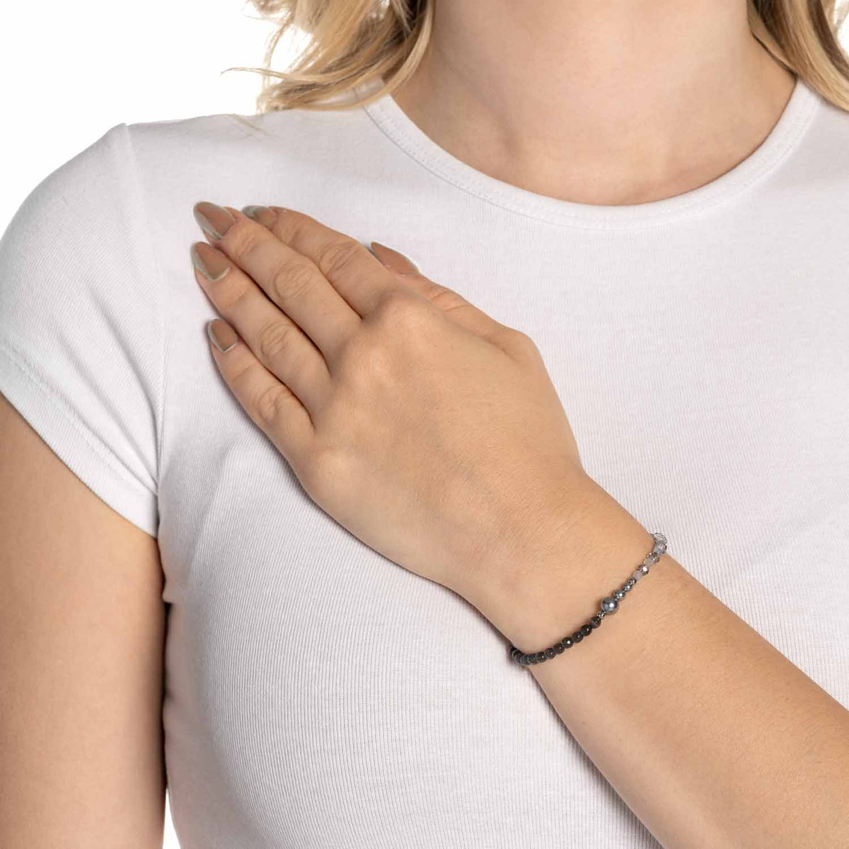 Frau traegt Armband MANON Clip & Mix am Handgelenk