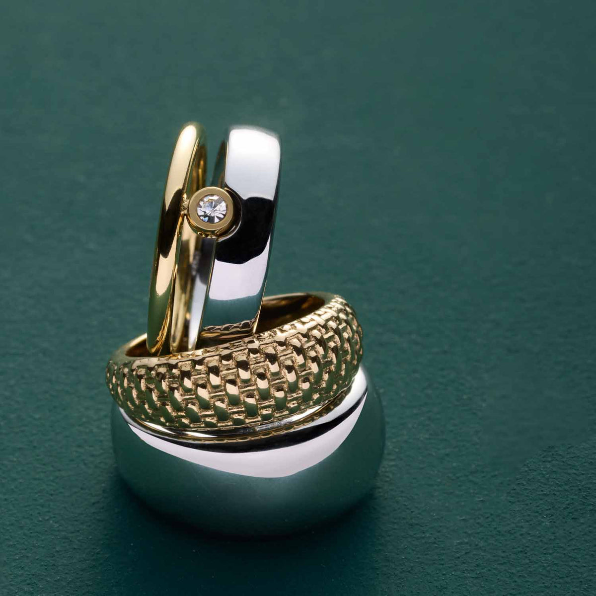 Ring PINOU 19 gold in Gold- und Weiß auf grünem Untergrund