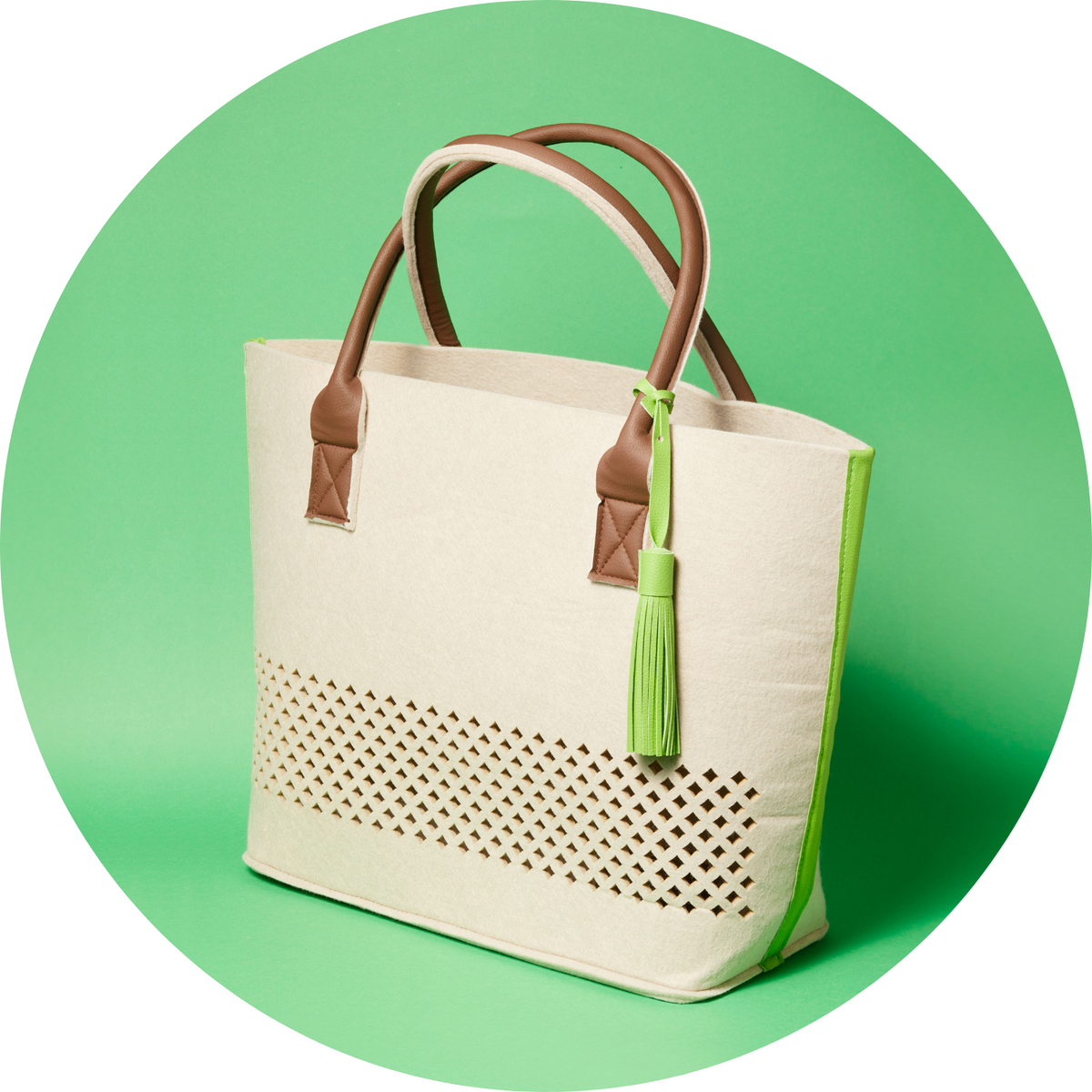 LEONARDO Beach Bag grün vor grünem Hintergrund mit braunen Henkeln und grüner Quaste
