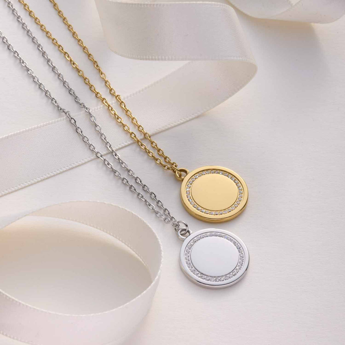 Halskette FERRARA in Silber und Gold mit rundem Anhänger auf weißem Hintergrund