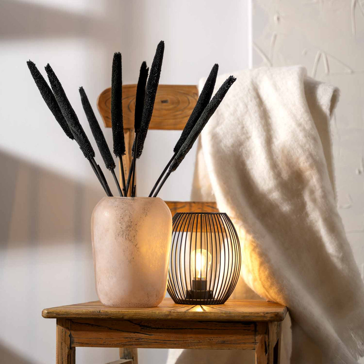 Vase TROGOLO 22 cm beige mit schwarzen Dekogräsern auf Holztisch in Wohnraum