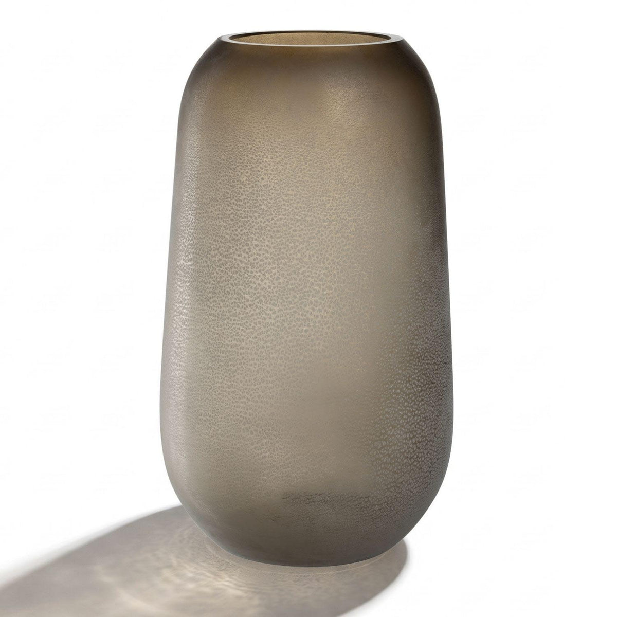 Vase TROGOLO 40 cm taupe, Glasvase mit matter Oberflaeche vor weissem Hintergrund