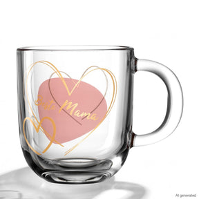 Glastasse EMOZIONE mit apricot-farbenem Herzmotiv und Gravur "Beste Mama" vor weißem Hintergrund