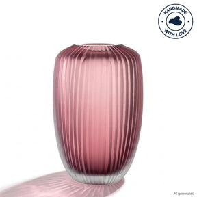 Vase BELLAGIO 16 cm beere mit vertikalem Rillenmuster, Glasvase auf weißem Hintergrund