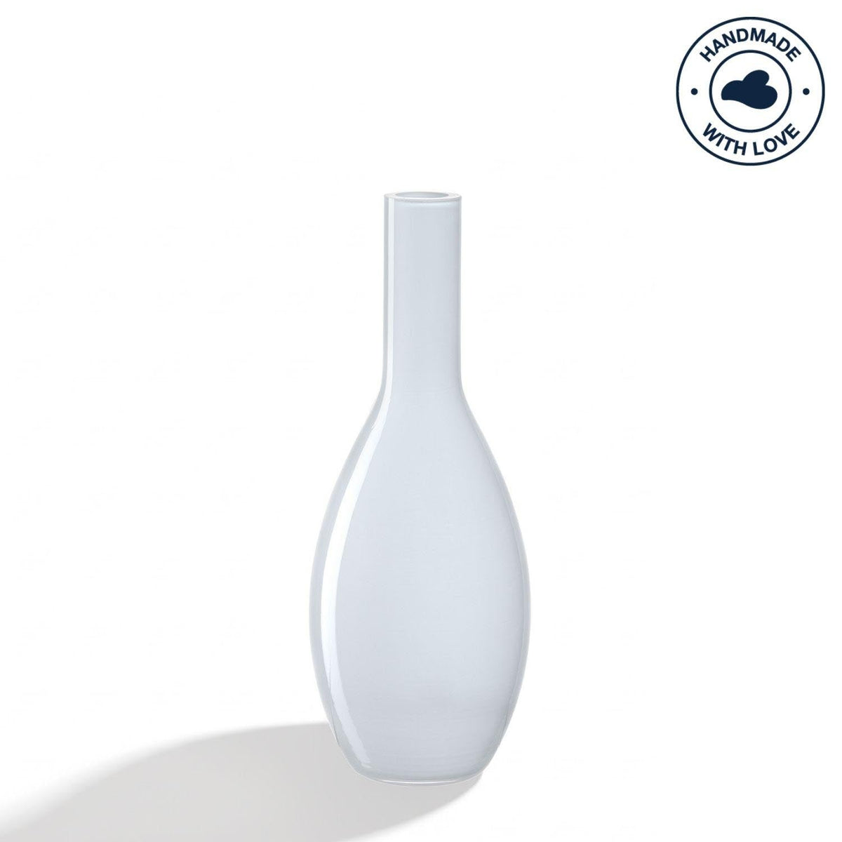 Weiße Vase BEAUTY vor neutralem Hintergrund mit Schatten