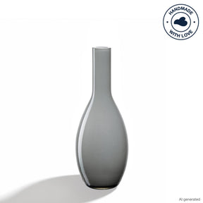 Graue Vase BEAUTY 18 cm, schlank, bauchig, auf weißer Oberfläche