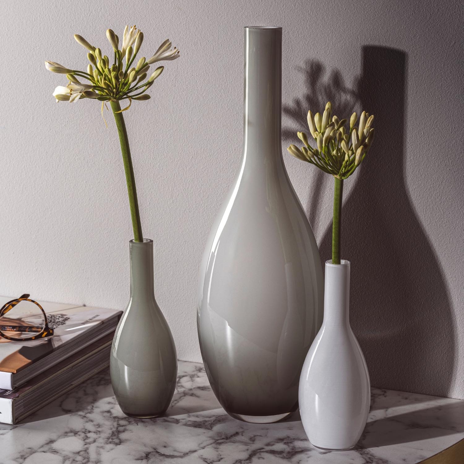 Vase BEAUTY 18 cm grau in Wohnzimmer-Arrangement mit Blumen und Büchern