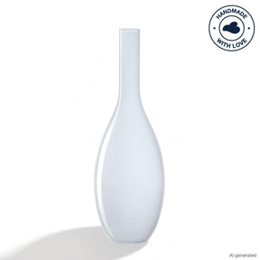 Weiße Vase BEAUTY mit schmalem Hals vor hellem Hintergrund
