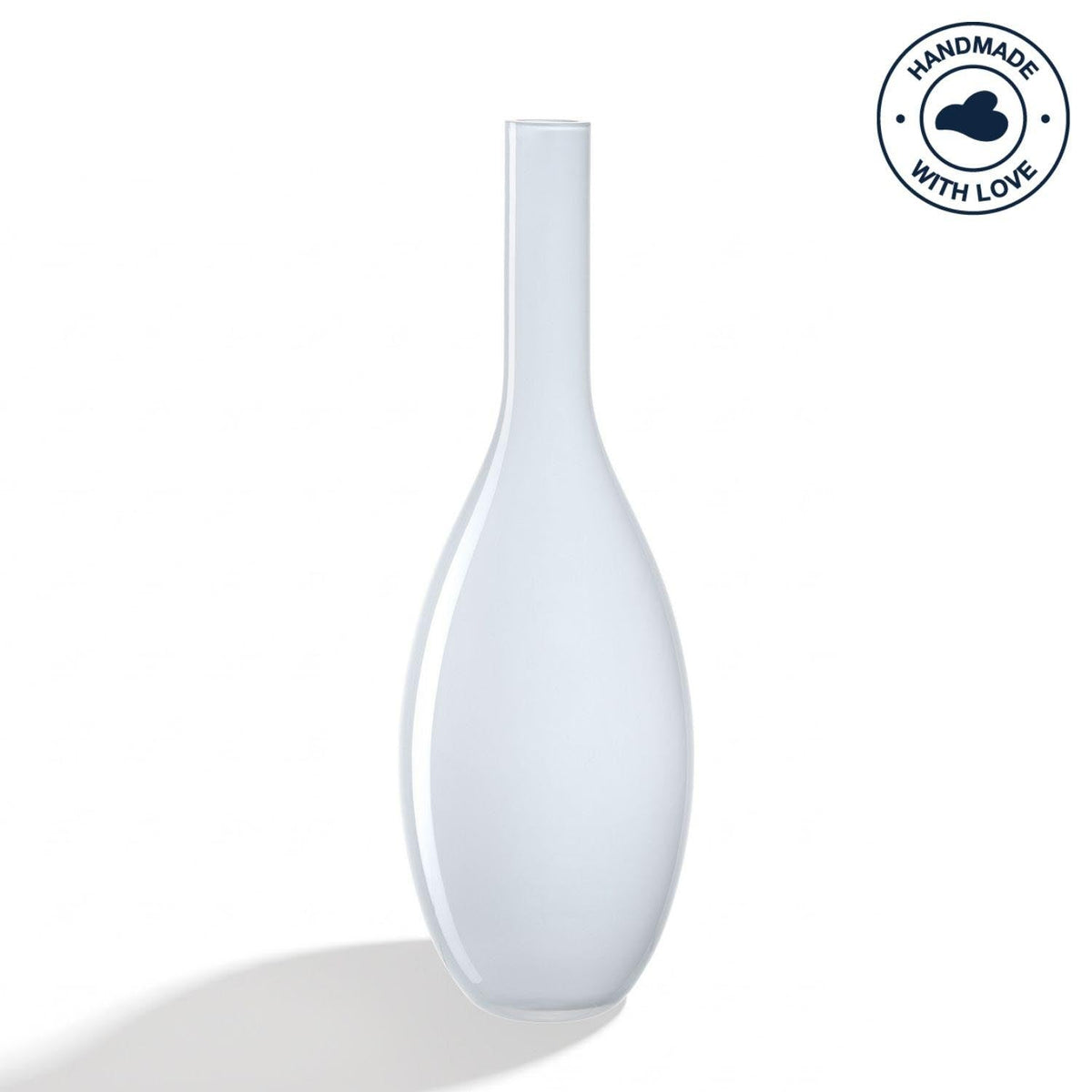 Weiße Vase BEAUTY mit schmalem Hals vor hellem Hintergrund