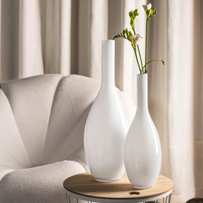 Vase BEAUTY weiß in Wohnzimmer neben Sessel mit Schnittblumen