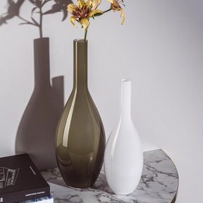 Vase BEAUTY 39 cm weiß mit olivgrüner und grauer Vase auf Marmortisch, getrocknete Blüte