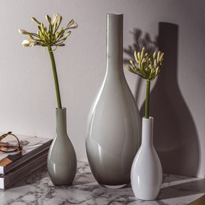 Vase BEAUTY 39 cm grau mit Blüten in Wohnzimmer-Arrangement
