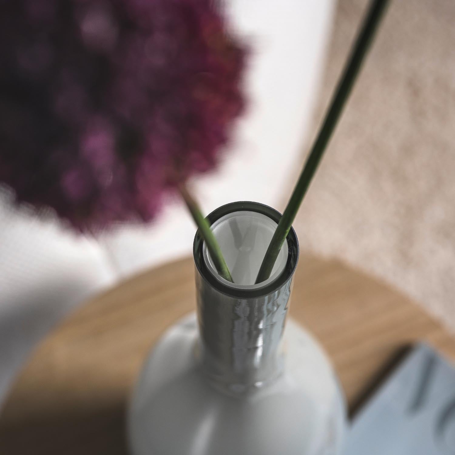 Vase BEAUTY 39 cm grau mit Dekorzweigen auf Holztisch, unscharfer Hintergrund