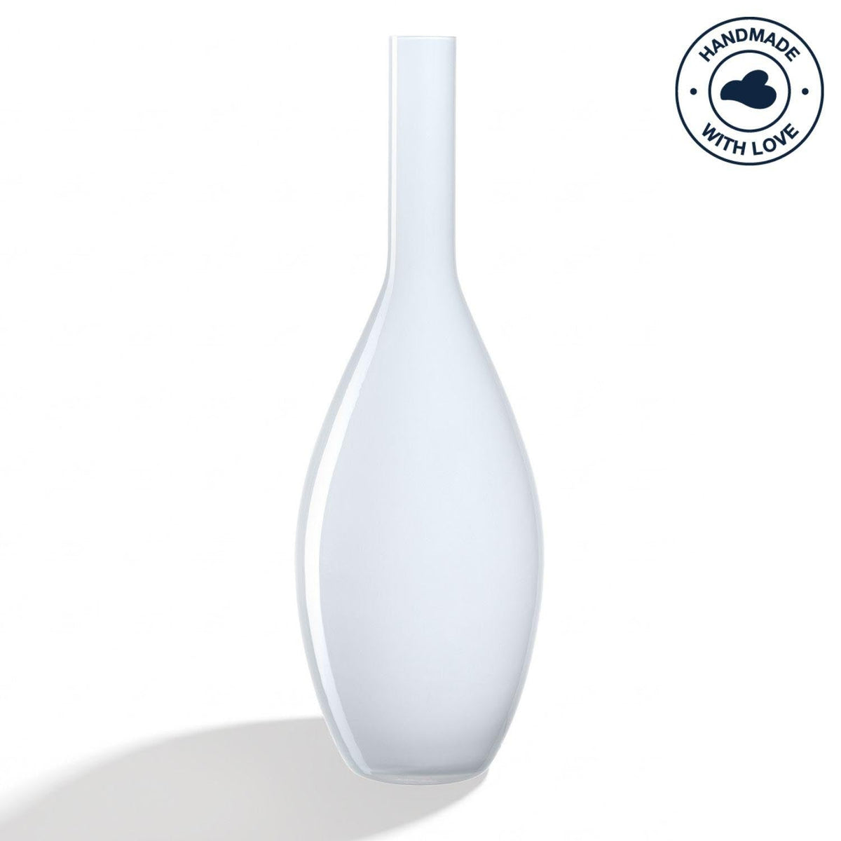 Weiße Vase BEAUTY mit birnenförmiger Silhouette vor weißem Hintergrund