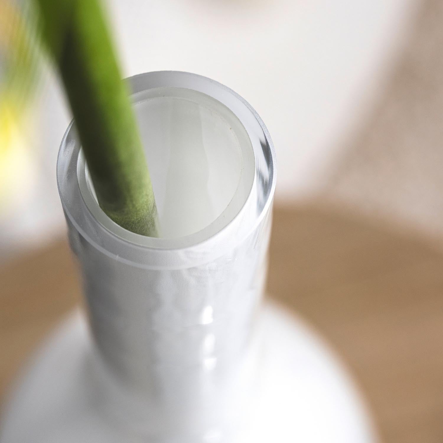 Vase BEAUTY 50 cm weiß mit grünem Stiel in der Öffnung, Detailaufnahme