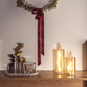 Hirsch RIPOSO 16 cm schwarz auf Tisch mit LED-Kerzen und weihnachtlicher Dekoration