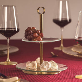 Etagere CENA gold 2-teilig mit Trauben und Gebäck auf gedecktem Tisch