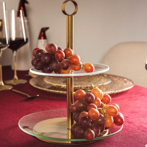 Etagere CENA gold mit roten Trauben auf gedecktem Tisch mit Wein