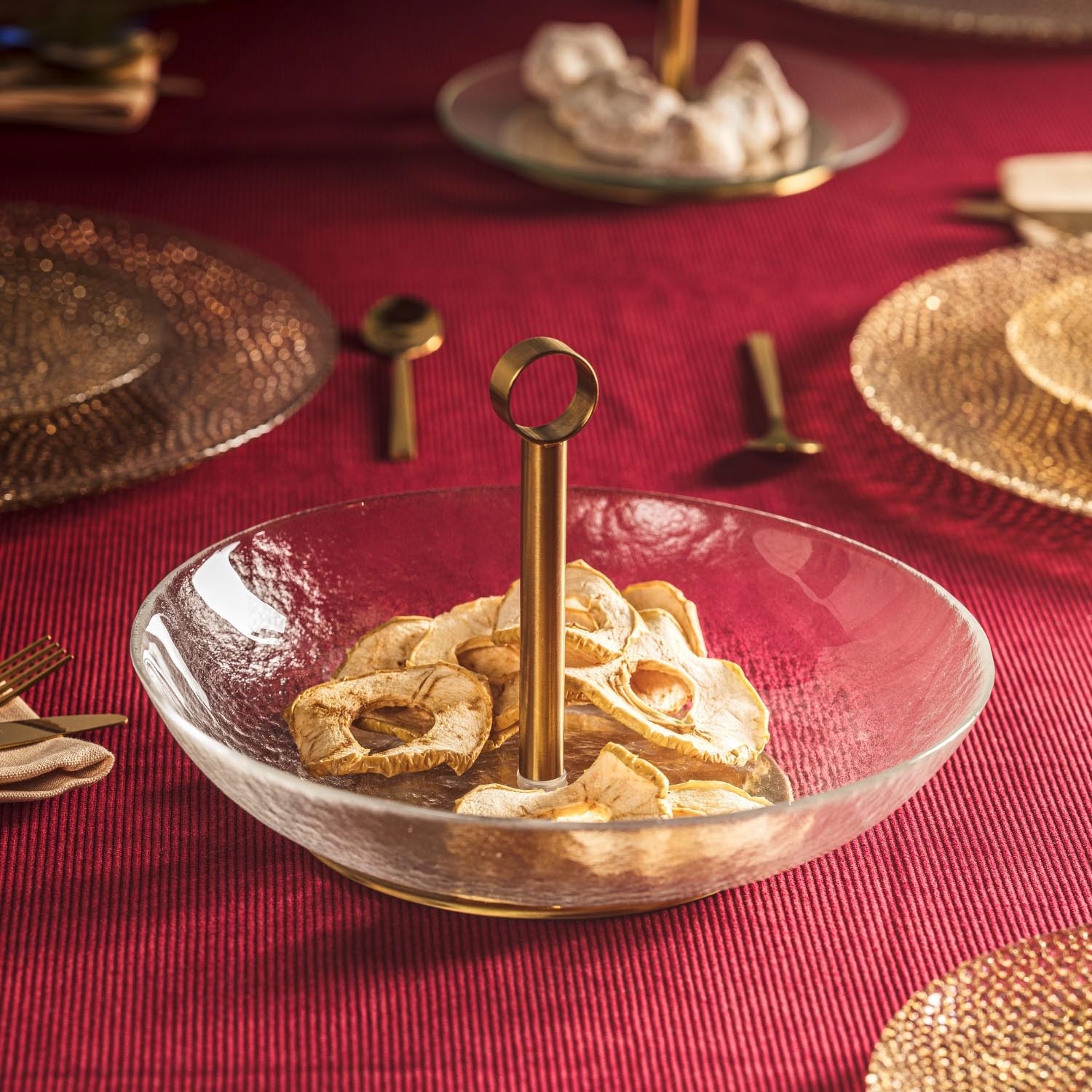 Schale CENA 25 cm gold mit Gebäck auf gedecktem Tisch mit rotem Tischtuch