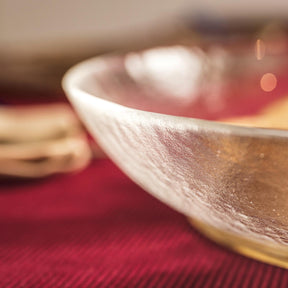 Schale CENA 25 cm gold auf rotem Untergrund mit Tischdekoration