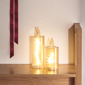 LED Kerze RIPOSO in Gold auf Holzregal, zwei Größen mit leuchtender Flamme