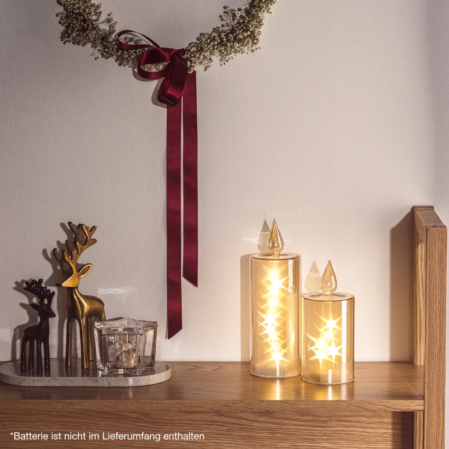LED Kerze RIPOSO in gold auf Holzregal mit Weihnachtsdekoration