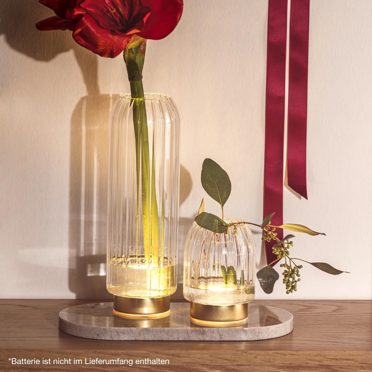 LED Vase RIPOSO mit roter Blume und grünem Stiel auf Holztisch, beleuchtet