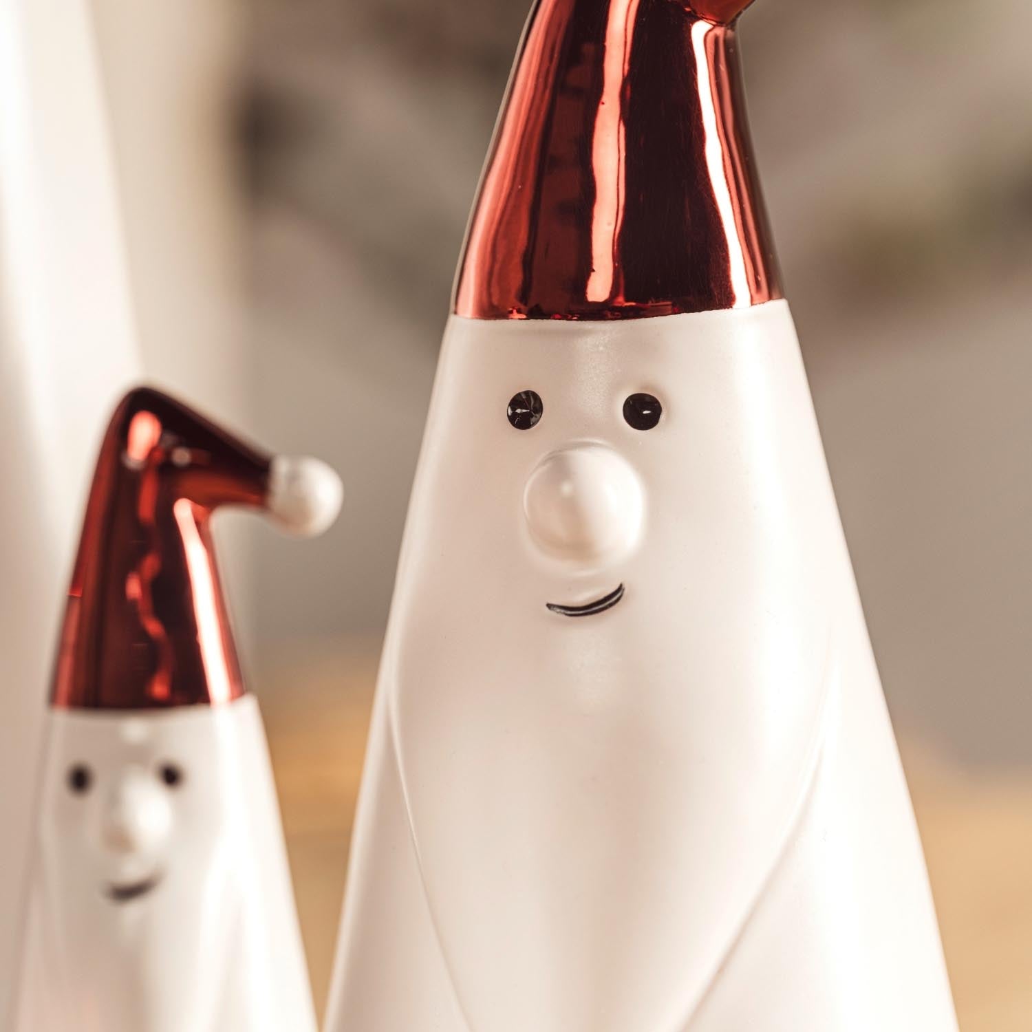 Weihnachtsmann GIANNI mit roter Mütze, weißem Körper und lächelndem Gesicht, zwei Exemplare