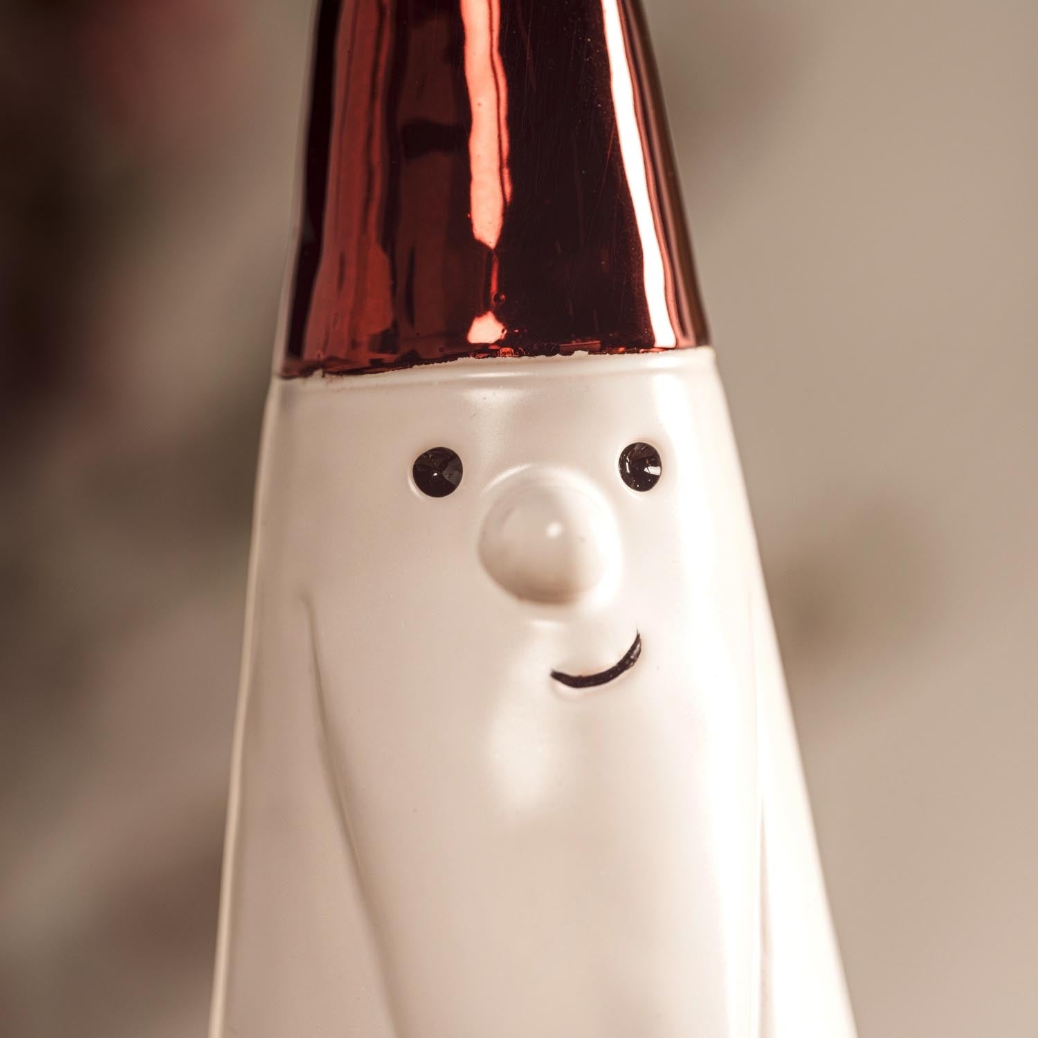 Weihnachtsmann GIANNI mit weißem Körper, roter Mütze, lächelndem Gesicht