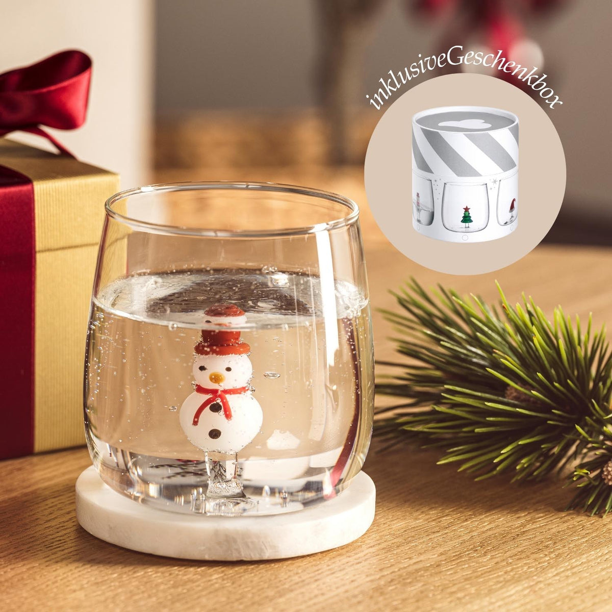 Trinkglas RIPOSO mit Schneemann-Motiv auf Holzuntergrund, weihnachtliche Tischdeko