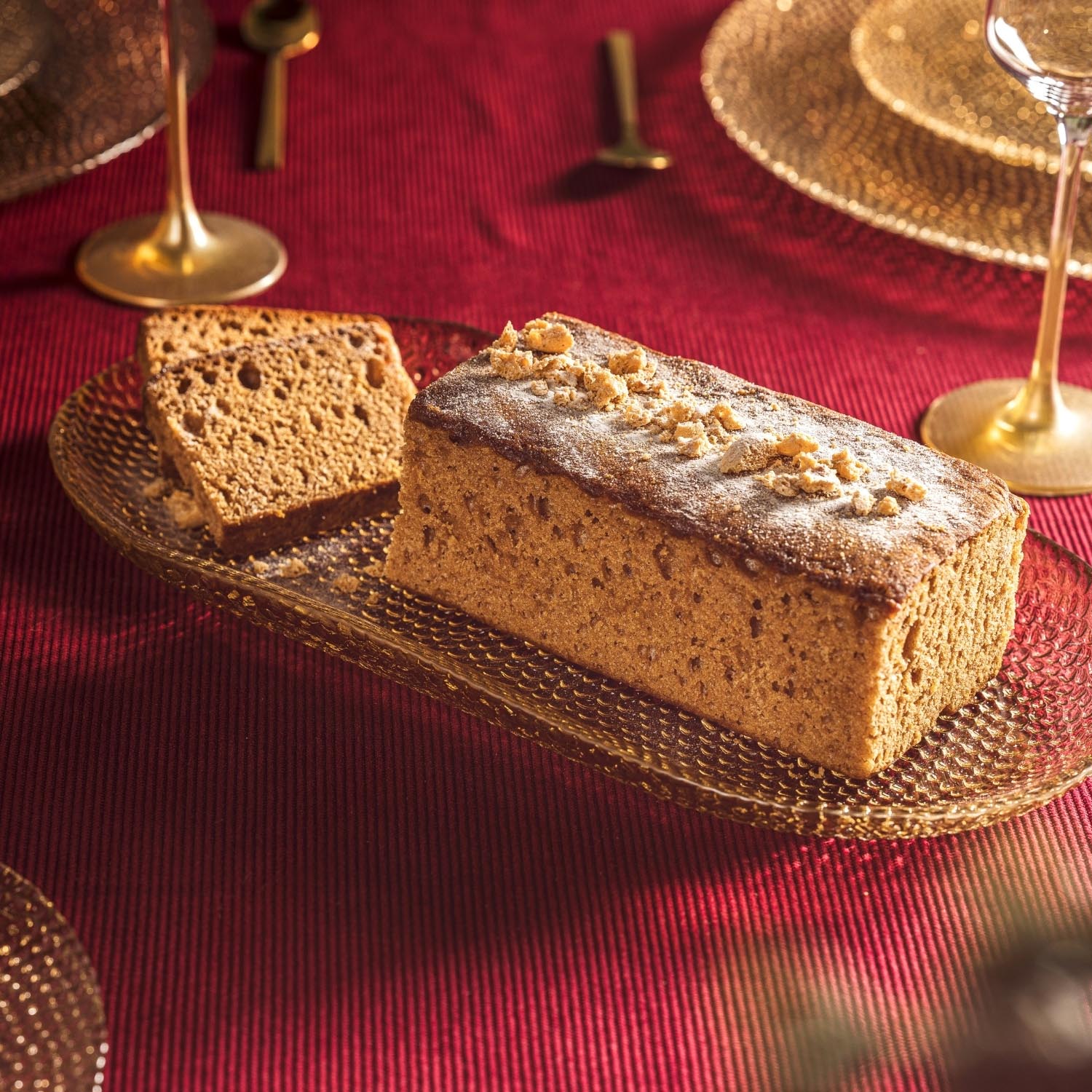 Platte RIPOSO mit Kuchen und Scheibe auf festlich gedecktem Tisch