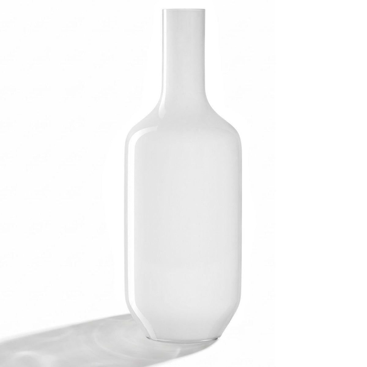 Weiße Glasvase MILANO 64 cm vor grauem Hintergrund