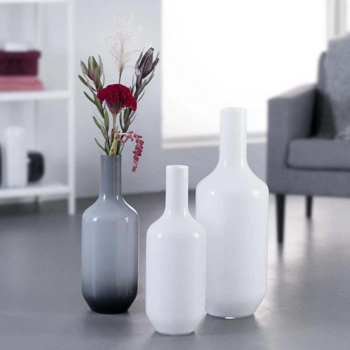 Vase MILANO 50 cm weiß mit Blumenarrangement in modernem Wohnzimmer