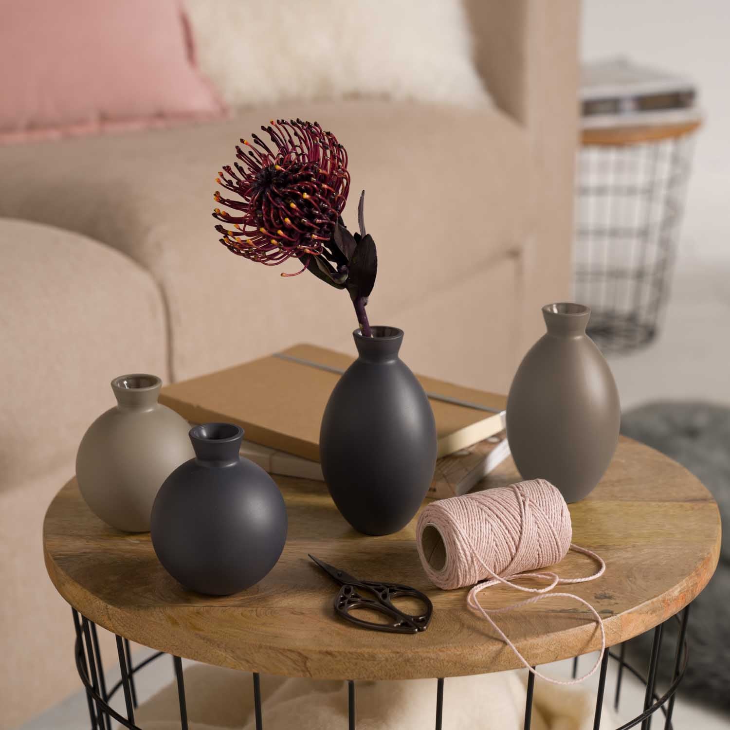 Tischvase CASOLARE 9 cm schwarz in Wohnzimmer-Szenerie mit Trockenblume
