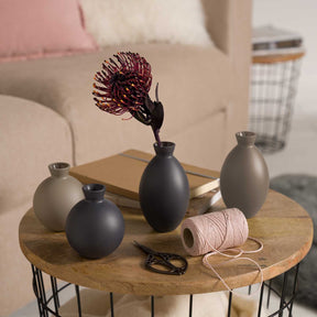 Tischvase CASOLARE 9 cm schwarz auf Holztisch in Wohnraum mit Trockenblume