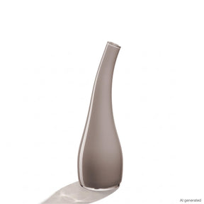 Vase ARCO 25 cm taupe opac, schlanke geschwungene Form vor weissem Hintergrund