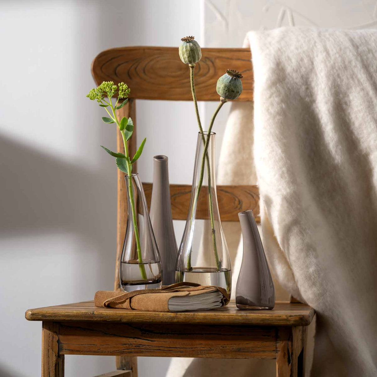 Vase ARCO mit Blumen auf Holztisch in Wohnraum