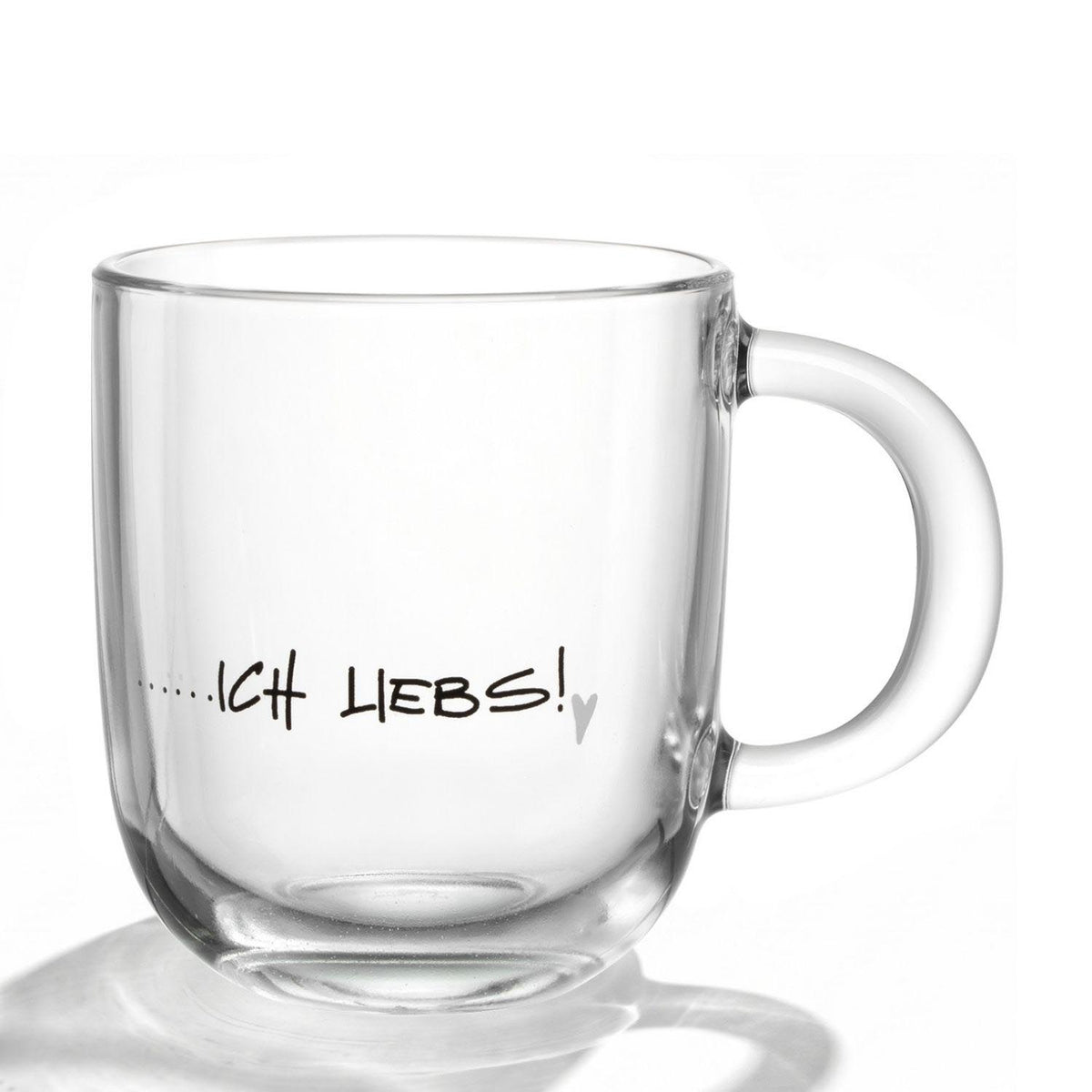 Glastasse EMOZIONE mit Henkel und Gravur „...ich liebs!" auf weißem Hintergrund
